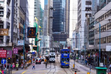 Hong Kong, Çin - 19 AUG 2023 - Hong Kong 'un çift katlı tramvayları Hong Kong' un en çekici yerlerinden biridir..