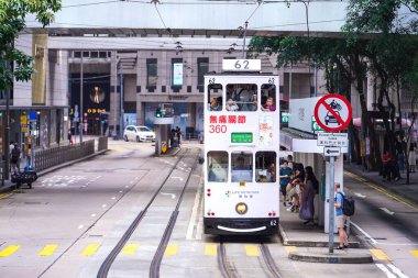 Hong Kong, Çin - 19 AUG 2023 - Hong Kong 'un çift katlı tramvayları Hong Kong' un en çekici yerlerinden biridir..