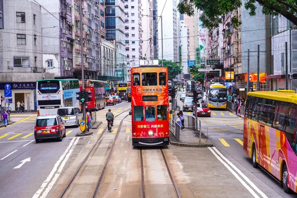 Hong Kong, Çin - 19 AUG 2023 - Hong Kong 'un çift katlı tramvayları Hong Kong' un en çekici yerlerinden biridir..