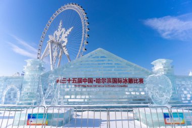 Harbin, Çin - 8 Ocak 2023: Harbin Uluslararası Buz ve Kar Heykeli Festivali, Çin 'in Harbin kentinde her yıl düzenlenen bir kış festivali. Dünyanın en büyük buz ve kar festivali..