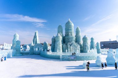 Harbin, Çin - 8 Ocak 2023: Harbin Uluslararası Buz ve Kar Heykeli Festivali, Çin 'in Harbin kentinde her yıl düzenlenen bir kış festivali. Dünyanın en büyük buz ve kar festivali..