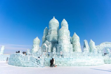 Harbin, Çin - 8 Ocak 2023: Harbin Uluslararası Buz ve Kar Heykeli Festivali, Çin 'in Harbin kentinde her yıl düzenlenen bir kış festivali. Dünyanın en büyük buz ve kar festivali..