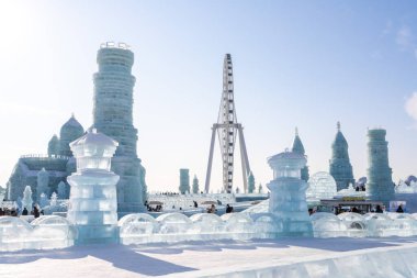 Harbin, Çin - 8 Ocak 2023: Harbin Uluslararası Buz ve Kar Heykeli Festivali, Çin 'in Harbin kentinde her yıl düzenlenen bir kış festivali. Dünyanın en büyük buz ve kar festivali..