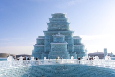 Harbin, Çin - 8 Ocak 2023: Harbin Uluslararası Buz ve Kar Heykeli Festivali, Çin 'in Harbin kentinde her yıl düzenlenen bir kış festivali. Dünyanın en büyük buz ve kar festivali..