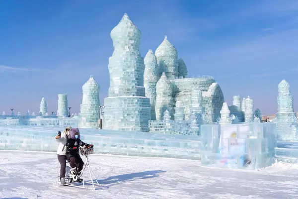 中国哈尔滨2023年8月8日 哈尔滨国际冰雪雕塑节 Harbin International Ice Snow Sculpture Festival 是在中国哈尔滨举行的一年一度的冬季节日 今天是世界上最大的冰雪节 图库图片