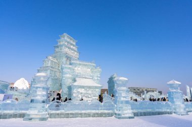 Harbin, Çin - 8 Ocak 2023: Harbin Uluslararası Buz ve Kar Heykeli Festivali, Çin 'in Harbin kentinde her yıl düzenlenen bir kış festivali. Dünyanın en büyük buz ve kar festivali..