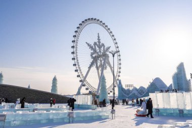 Harbin, Çin - 8 Ocak 2023: Harbin Uluslararası Buz ve Kar Heykeli Festivali, Çin 'in Harbin kentinde her yıl düzenlenen bir kış festivali. Dünyanın en büyük buz ve kar festivali..