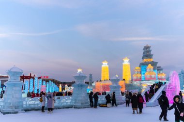 Harbin, Çin - 8 Ocak 2023: Harbin Uluslararası Buz ve Kar Heykeli Festivali, Çin 'in Harbin kentinde her yıl düzenlenen bir kış festivali. Dünyanın en büyük buz ve kar festivali..