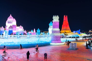 Harbin, Çin - 8 Ocak 2023: Harbin Uluslararası Buz ve Kar Heykeli Festivali, Çin 'in Harbin kentinde her yıl düzenlenen bir kış festivali. Dünyanın en büyük buz ve kar festivali..