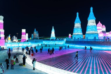 Harbin, Çin - 8 Ocak 2023: Harbin Uluslararası Buz ve Kar Heykeli Festivali, Çin 'in Harbin kentinde her yıl düzenlenen bir kış festivali. Dünyanın en büyük buz ve kar festivali..