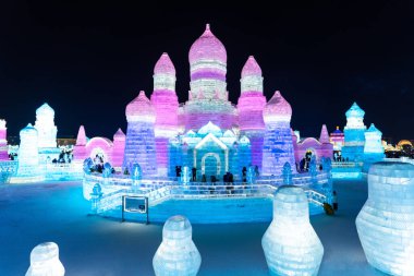 Harbin, Çin - 8 Ocak 2023: Harbin Uluslararası Buz ve Kar Heykeli Festivali, Çin 'in Harbin kentinde her yıl düzenlenen bir kış festivali. Dünyanın en büyük buz ve kar festivali..