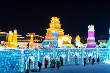 Harbin, Çin - 8 Ocak 2023: Harbin Uluslararası Buz ve Kar Heykeli Festivali, Çin 'in Harbin kentinde her yıl düzenlenen bir kış festivali. Dünyanın en büyük buz ve kar festivali..