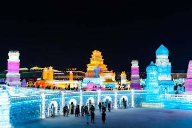 Harbin, Çin - 8 Ocak 2023: Harbin Uluslararası Buz ve Kar Heykeli Festivali, Çin 'in Harbin kentinde her yıl düzenlenen bir kış festivali. Dünyanın en büyük buz ve kar festivali..