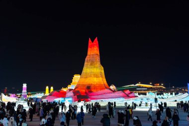 Harbin, Çin - 8 Ocak 2023: Harbin Uluslararası Buz ve Kar Heykeli Festivali, Çin 'in Harbin kentinde her yıl düzenlenen bir kış festivali. Dünyanın en büyük buz ve kar festivali..
