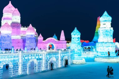 Harbin, Çin - 8 Ocak 2023: Harbin Uluslararası Buz ve Kar Heykeli Festivali, Çin 'in Harbin kentinde her yıl düzenlenen bir kış festivali. Dünyanın en büyük buz ve kar festivali..