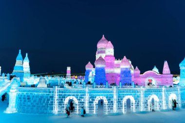 Harbin, Çin - 8 Ocak 2023: Harbin Uluslararası Buz ve Kar Heykeli Festivali, Çin 'in Harbin kentinde her yıl düzenlenen bir kış festivali. Dünyanın en büyük buz ve kar festivali..