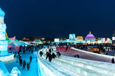 Harbin, Çin - 8 Ocak 2023: Harbin Uluslararası Buz ve Kar Heykeli Festivali, Çin 'in Harbin kentinde her yıl düzenlenen bir kış festivali. Dünyanın en büyük buz ve kar festivali..