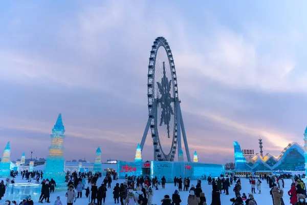 中国哈尔滨2023年8月8日 哈尔滨国际冰雪雕塑节 Harbin International Ice Snow Sculpture Festival 是在中国哈尔滨举行的一年一度的冬季节日 今天是世界上最大的冰雪节 — 图库照片
