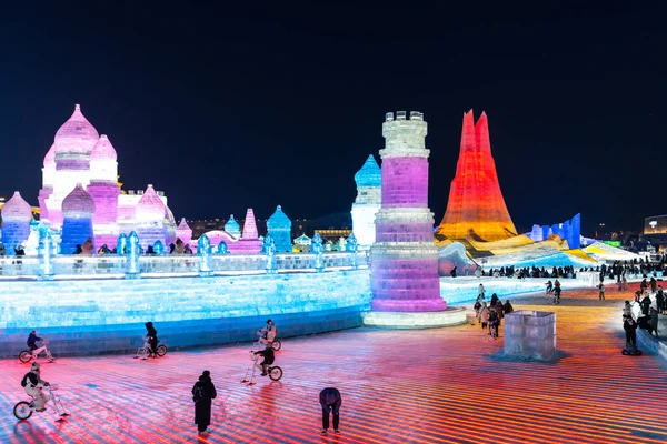 Harbin, Çin - 8 Ocak 2023: Harbin Uluslararası Buz ve Kar Heykeli Festivali, Çin 'in Harbin kentinde her yıl düzenlenen bir kış festivali. Dünyanın en büyük buz ve kar festivali..