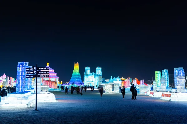 中国哈尔滨2023年8月8日 哈尔滨国际冰雪雕塑节 Harbin International Ice Snow Sculpture Festival 是在中国哈尔滨举行的一年一度的冬季节日 今天是世界上最大的冰雪节 — 图库照片