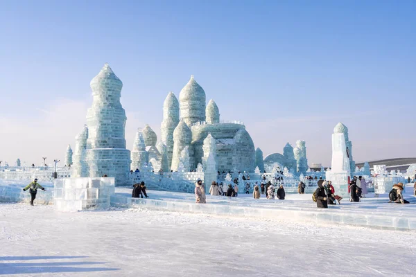 中国哈尔滨2023年8月8日 哈尔滨国际冰雪雕塑节 Harbin International Ice Snow Sculpture Festival 是在中国哈尔滨举行的一年一度的冬季节日 今天是世界上最大的冰雪节 图库照片