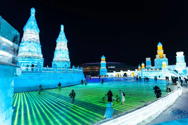 中国哈尔滨2023年8月8日 哈尔滨国际冰雪雕塑节 Harbin International Ice Snow Sculpture Festival 是在中国哈尔滨举行的一年一度的冬季节日 今天是世界上最大的冰雪节 免版税图库图片