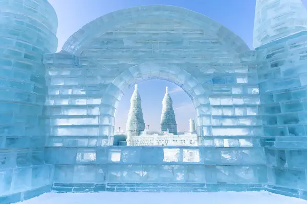 哈尔滨国际冰雪节 Harbin International Ice Snow Sculpture Festival 是在中国哈尔滨举行的一年一度的冬季冰雪节 今天是世界上最大的冰雪节 免版税图库图片