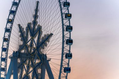 Harbin Uluslararası Buz ve Kar Heykeli Festivali 'ndeki dev kar dönme dolabı. Dünyanın en büyük buz ve kar festivali..