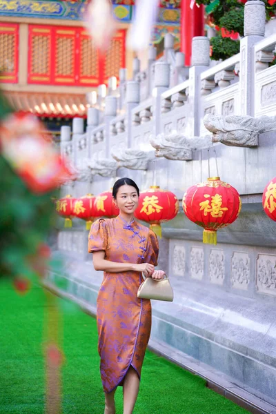 Китаянка Традиционном Костюме Счастливого Китайского Нового Года Лицензионные Стоковые Фото