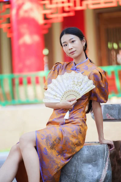 穿传统服装的中国女人过年快乐 图库图片