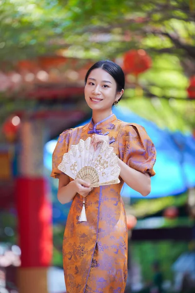 Kinesisk Kvinna Traditionell Dräkt För Happy Kinesiska Nya Året Koncept Stockbild
