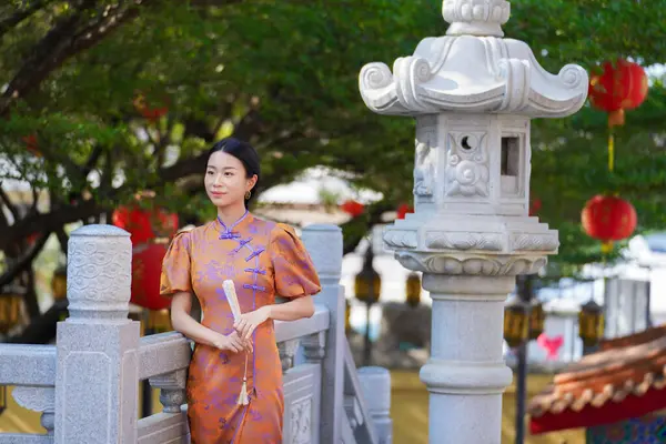 Kinesisk Kvinna Traditionell Dräkt För Happy Kinesiska Nya Året Koncept Stockbild