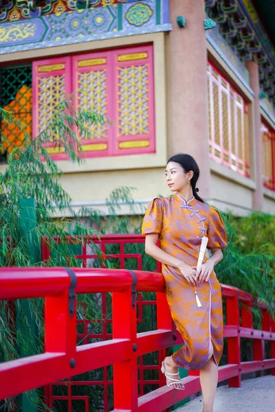 Kinesisk Kvinna Traditionell Dräkt För Happy Kinesiska Nya Året Koncept Stockfoto