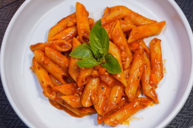 Penne makarna karides ile domates sosu