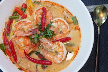 Tom Yam kung Baharatlı Tayland çorbası, karides, deniz mahsulü, hindistan cevizi sütü ve biberli, yakın çekim