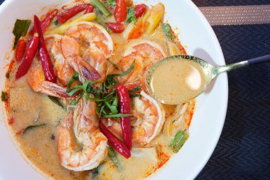 Tom Yam kung Baharatlı Tayland çorbası, karides, deniz mahsulü, hindistan cevizi sütü ve biberli, yakın çekim