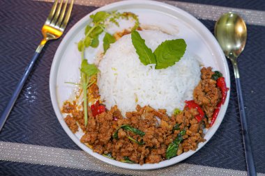 Kızarmış fesleğen, kıymalı domuz eti ve ünlü Tayland yemeği.