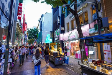 Seul, Güney Kore - OCT 15, 2023, Myeongdong Waling Caddesi sokak manzaralı. Myeongdong bir plaza, alışveriş merkezi ve sokak yemekleri alanıdır..