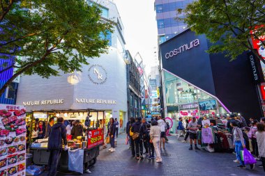 Seul, Güney Kore - OCT 15, 2023, Myeongdong Waling Caddesi sokak manzaralı. Myeongdong bir plaza, alışveriş merkezi ve sokak yemekleri alanıdır..