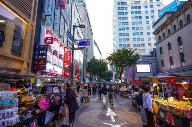 Seul, Güney Kore - OCT 15, 2023, Myeongdong Waling Caddesi sokak manzaralı. Myeongdong bir plaza, alışveriş merkezi ve sokak yemekleri alanıdır..