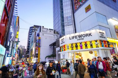 Seul, Güney Kore - OCT 15, 2023, Myeongdong Waling Caddesi sokak manzaralı. Myeongdong bir plaza, alışveriş merkezi ve sokak yemekleri alanıdır..