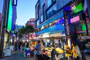 Seul, Güney Kore - OCT 15, 2023, Myeongdong Waling Caddesi sokak manzaralı. Myeongdong bir plaza, alışveriş merkezi ve sokak yemekleri alanıdır..