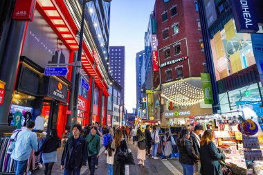 Seul, Güney Kore - OCT 15, 2023, Myeongdong Waling Caddesi sokak manzaralı. Myeongdong bir plaza, alışveriş merkezi ve sokak yemekleri alanıdır..