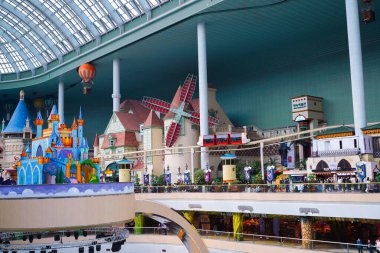 SEOUL, Güney Kore - 17, 2023: Lotte World 'ün (Lotte Land) Salon Macera Dünyası tema parkı. Lotte World Güney Kore 'nin Seul şehrinde büyük bir dinlenme tesisidir..