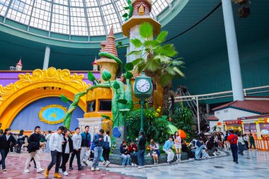 SEOUL, Güney Kore - 17, 2023: Lotte World 'ün (Lotte Land) Salon Macera Dünyası tema parkı. Lotte World Güney Kore 'nin Seul şehrinde büyük bir dinlenme tesisidir..