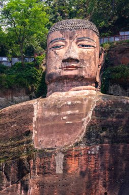Çin 'in Sichuan şehrinin güneyindeki Leshan şehrindeki Dev Leshan Buda heykeli dünyanın en büyük ve en uzun Buda heykelidir.