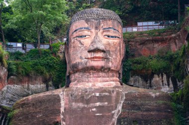 Çin 'in Sichuan şehrinin güneyindeki Leshan şehrindeki Dev Leshan Buda heykeli dünyanın en büyük ve en uzun Buda heykelidir.