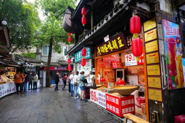 CHENGDU, ÇİN - 10 Mayıs 2024 - Jinli Caddesi, alışveriş ve yemek için olmazsa olmaz turistik yer. Geleneksel bir Çin inşaat stilidir. Bu cadde ticari bir yaya caddesi ve Sichuan Eyaleti 'nin en eski caddelerinden biri, Chengdu.