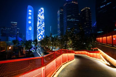 CHENGDU, ÇİN - 10 Mayıs 2024 - Jiaozi köprüsü ve geceleri aydınlanan ikiz kuleler, Chengdu 'nun ünlü simgelerinden biri.