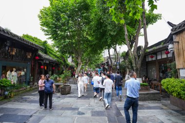 CHENGDU, ÇİN - 11 Mayıs 2024-Wide and Narrow Alley (Kuanzhai Xiangzi) Chengdu 'daki antik ticaret caddesi Chengdu' daki en ünlü turizm merkezlerinden biridir..